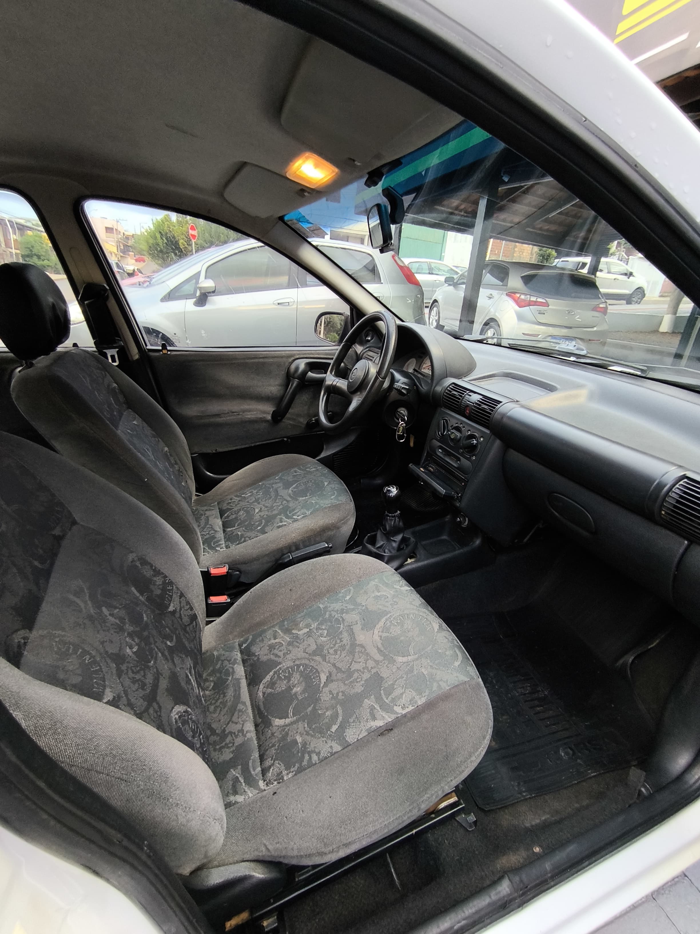 GM CORSA SEDAN BÁSICO 